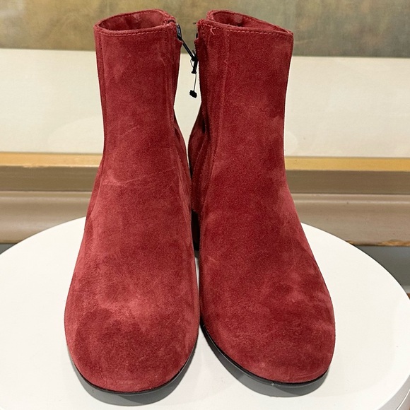🌹LA CANADIENNE🌹 Joanie Suede Booties Size: 5